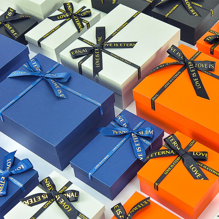 Holiday gift packaging set